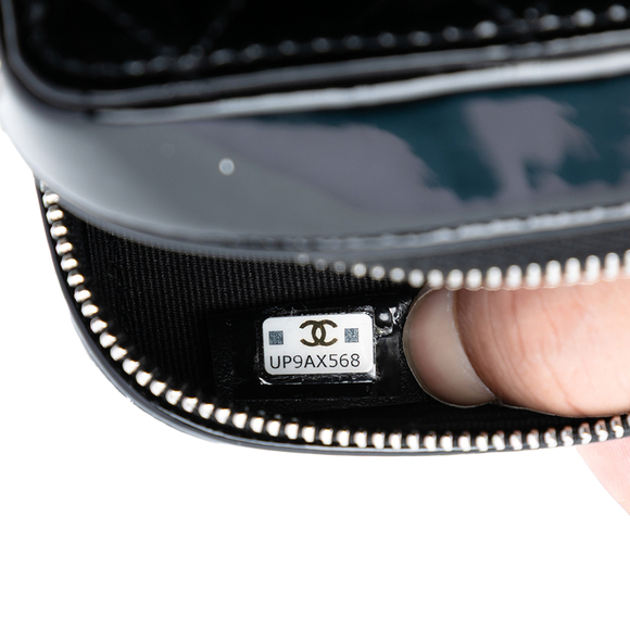 Pre-Loved Chanel CC Quilted Patent Diamond Resin Clutch With Chain - Picture 6 of 8